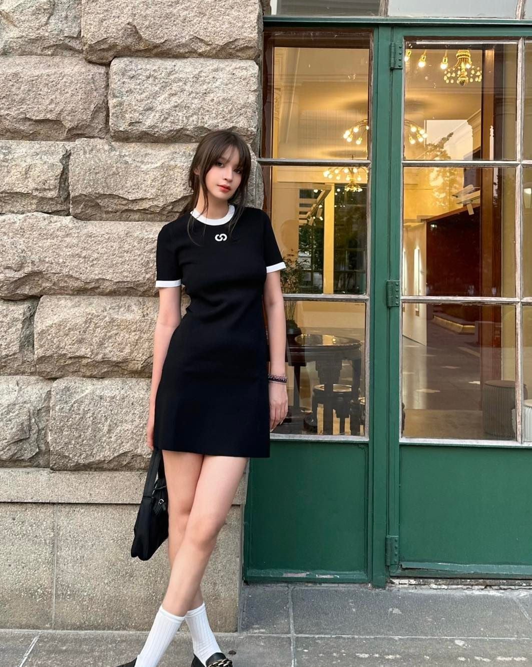  Váy thun gân đen ôm logo ngực 