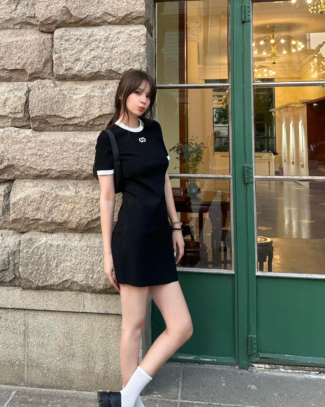  Váy thun gân đen ôm logo ngực 