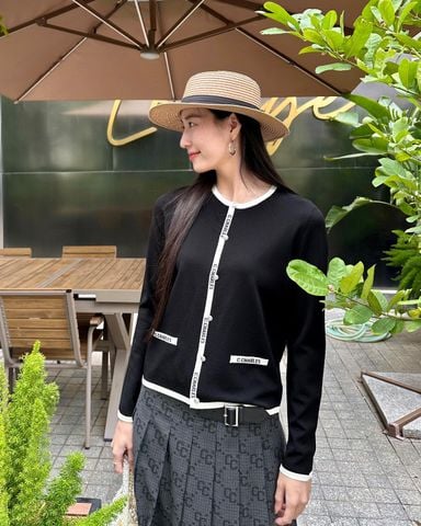  Áo CDG đen viền trắng, 2 túi chữ C.Charles 