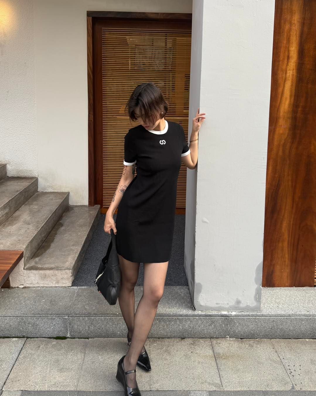  Váy thun gân đen ôm logo ngực 