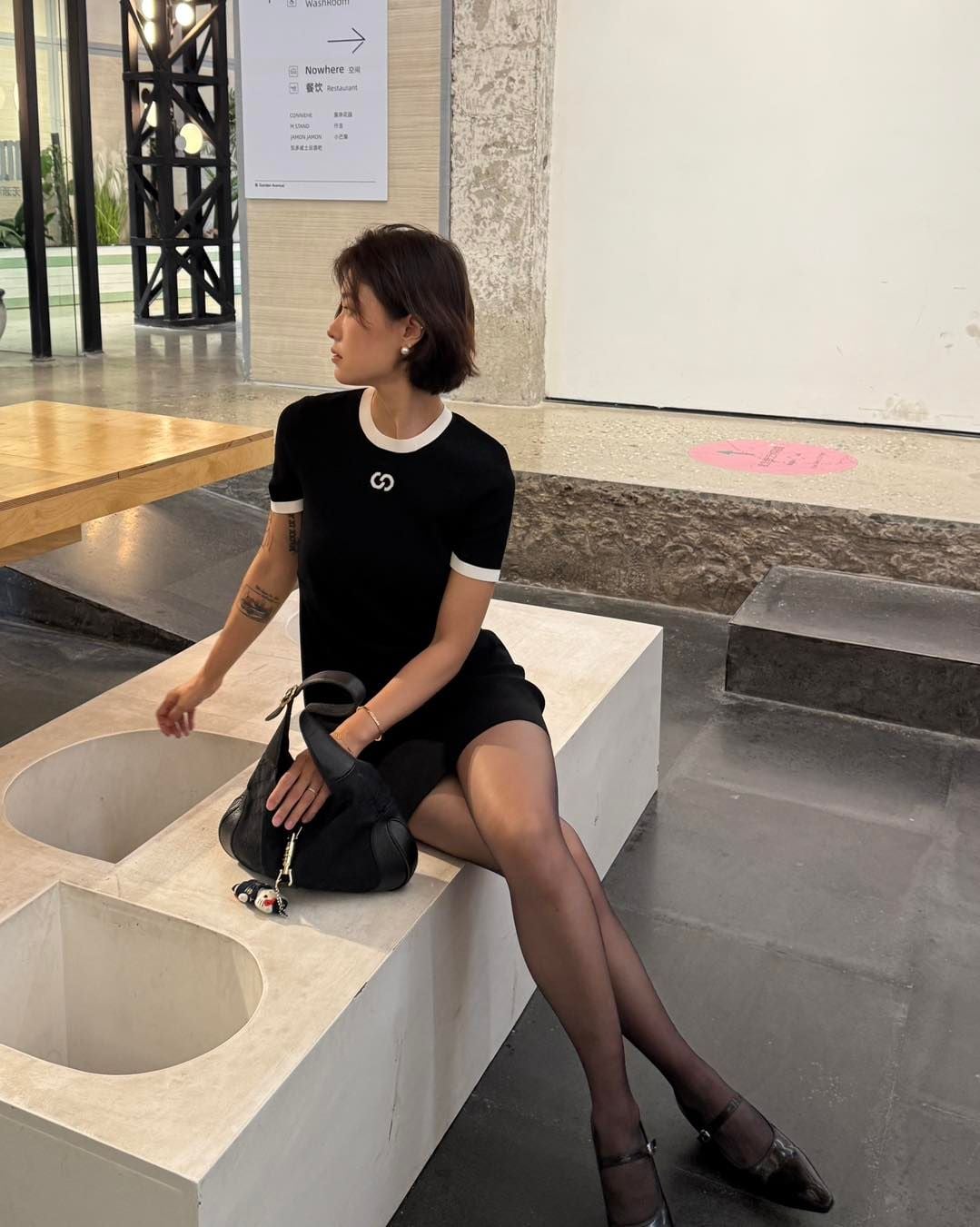  Váy thun gân đen ôm logo ngực 