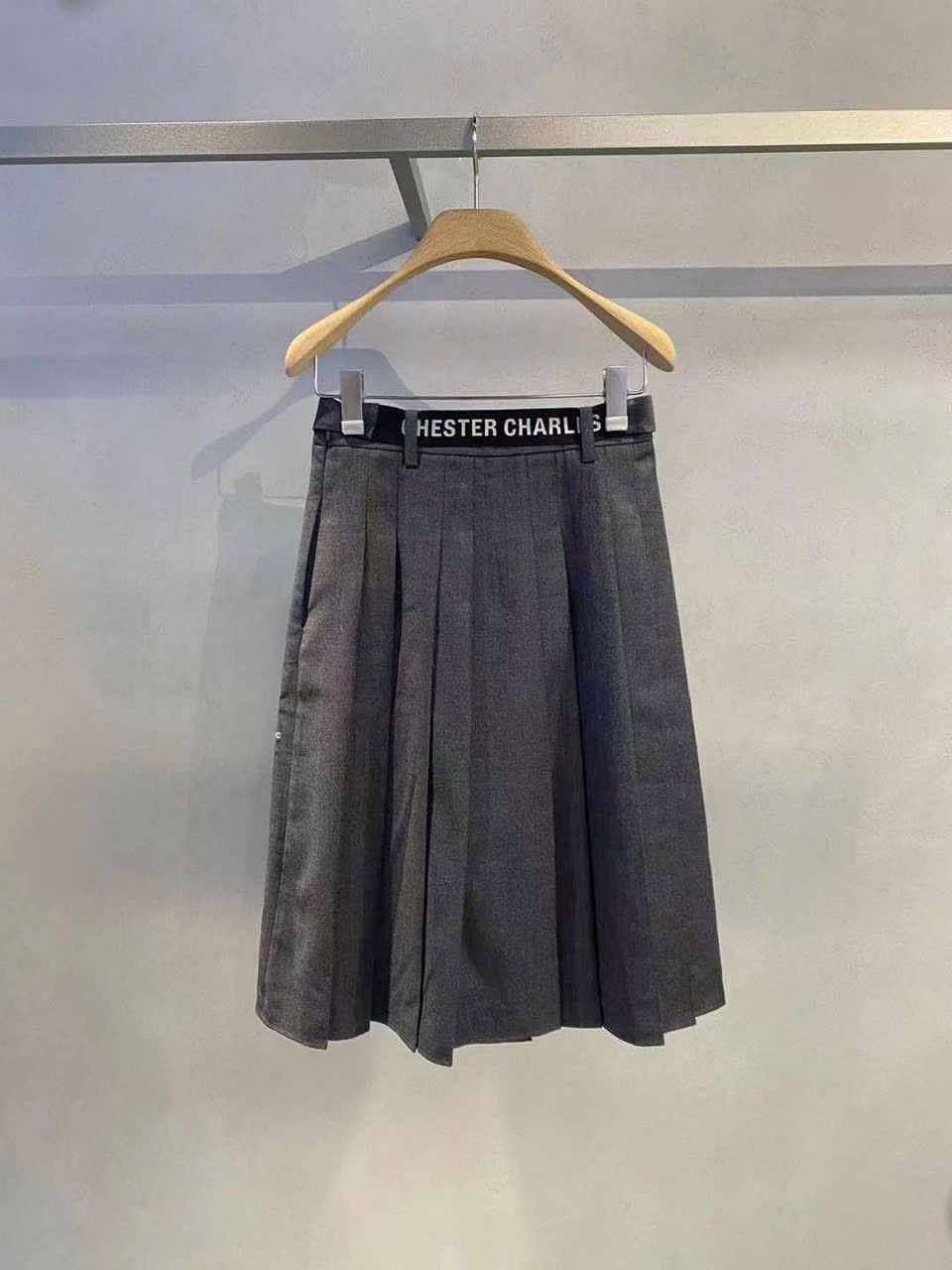  Chân váy xếp ly kèm belt kim loại - xám 
