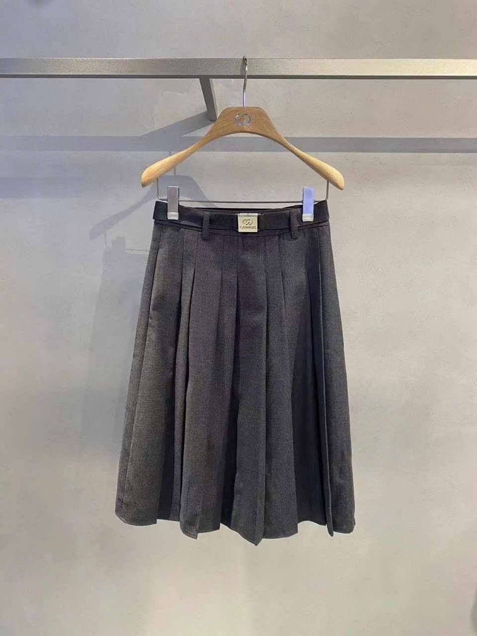  Chân váy xếp ly kèm belt kim loại - xám 