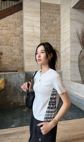  Áo thun trắng hoạ tiết vạt ngắn tay, cổ tròn khoá zip 