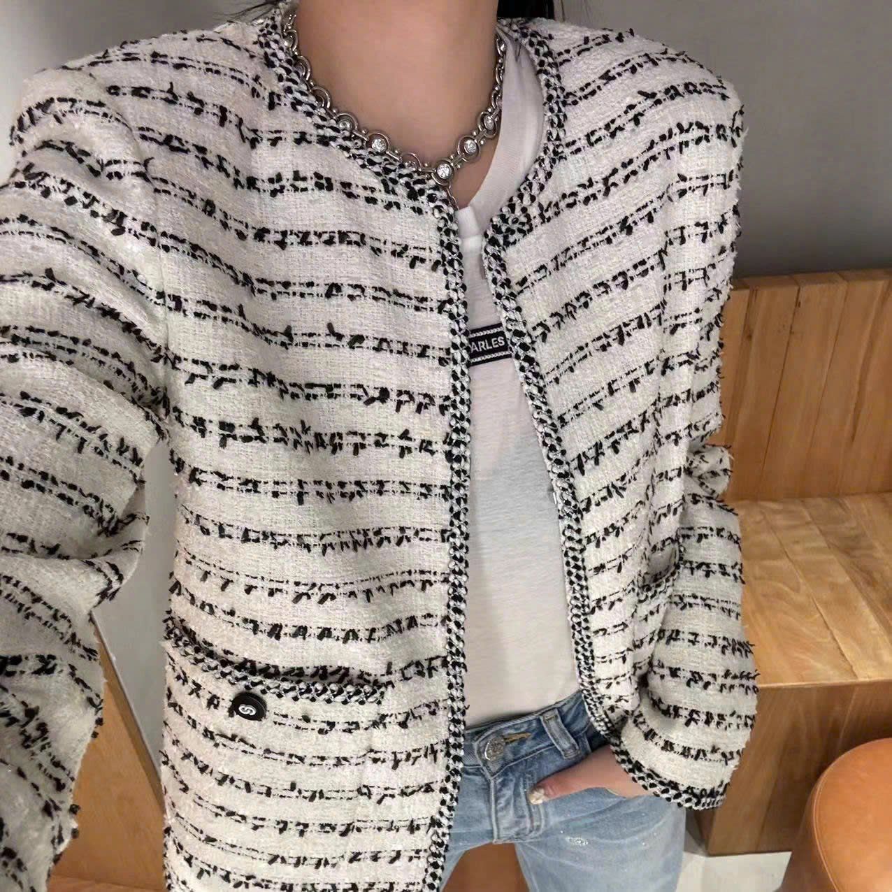  Áo Twed trắng , sọc đen ngang 