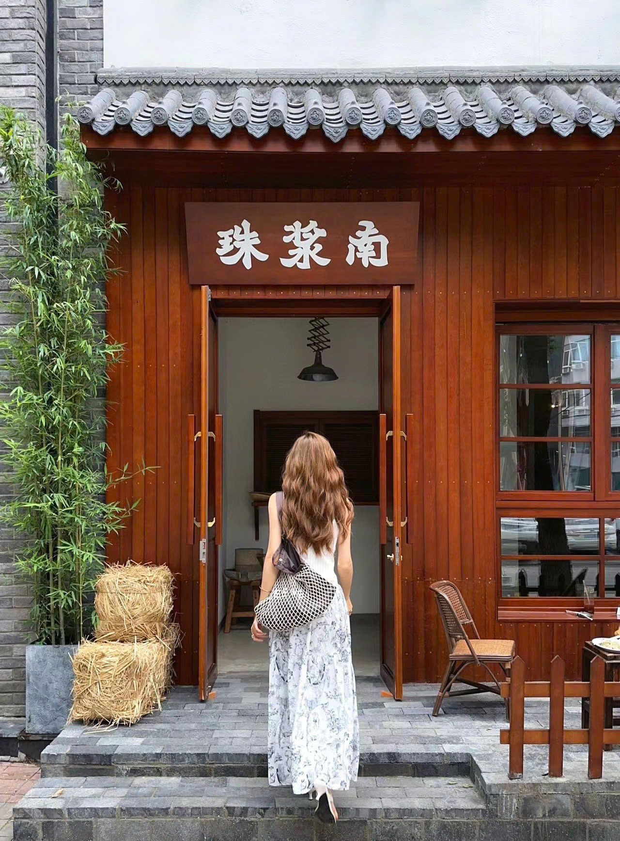  Chân váy trắng - hoạ tiết gấu 