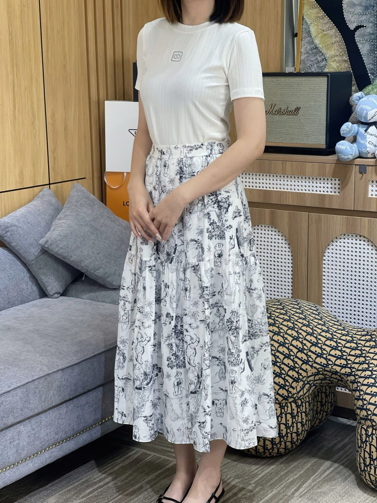  Chân váy trắng - hoạ tiết gấu 