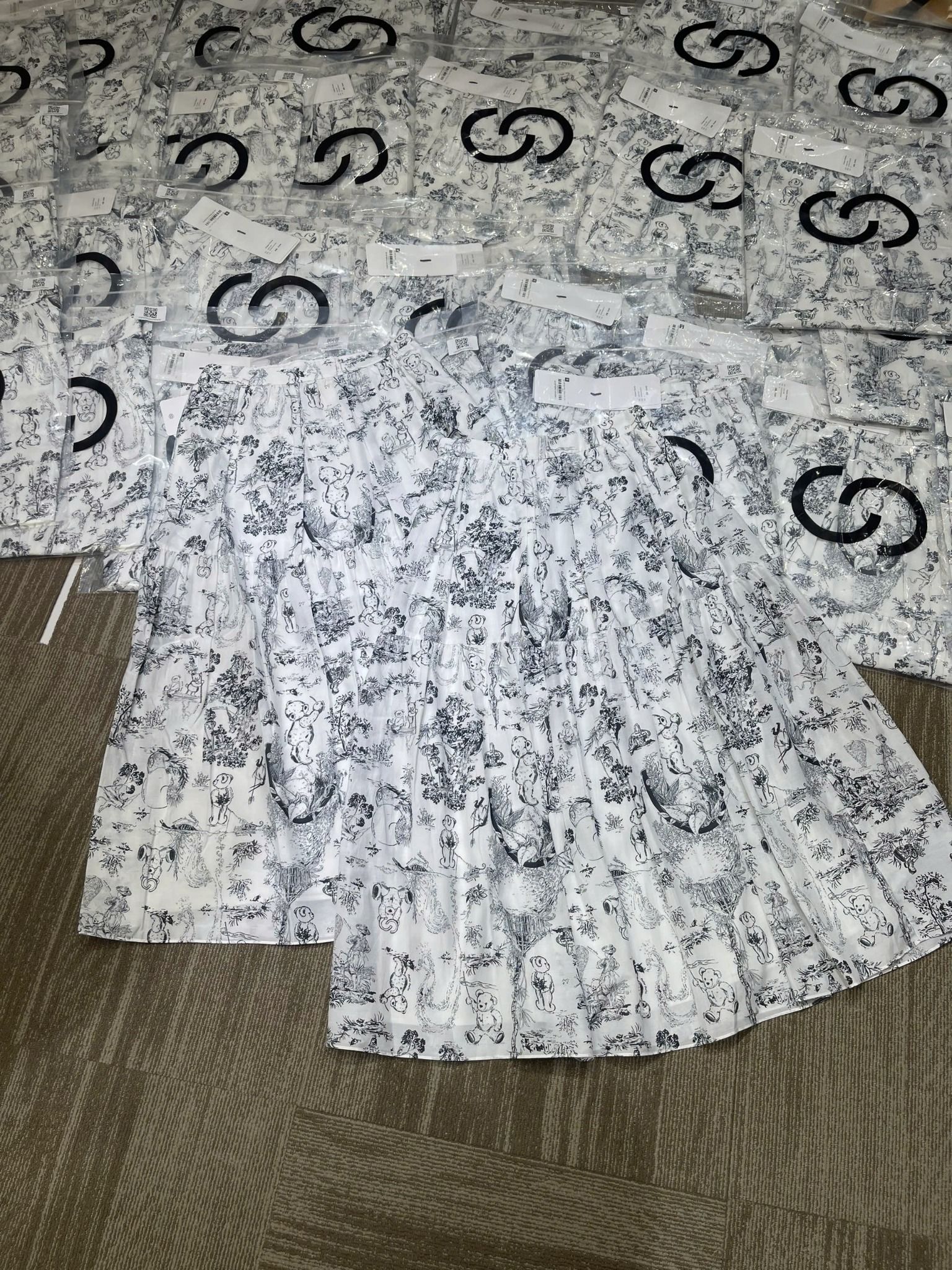  Chân váy trắng - hoạ tiết gấu 