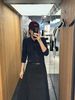  Chân váy midi xếp ly đen kèm belt nhỏ vàng 