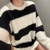  4.Áo len đen trắng kẻ ngang 