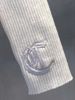  Áo len trắng cao cổ - tay áo logo da 