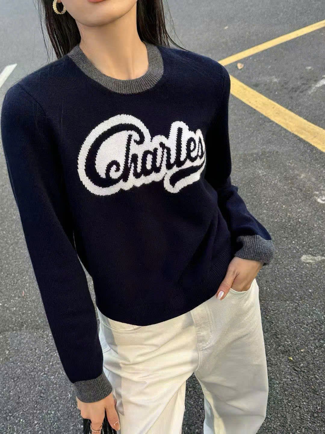  Áo len viền cổ xám chữ CCharles 