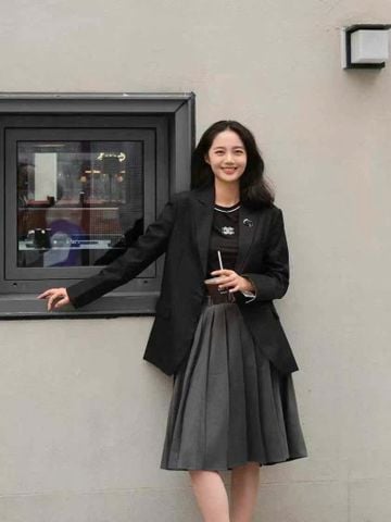  Áo Blazer viền cổ CC, tay lật 