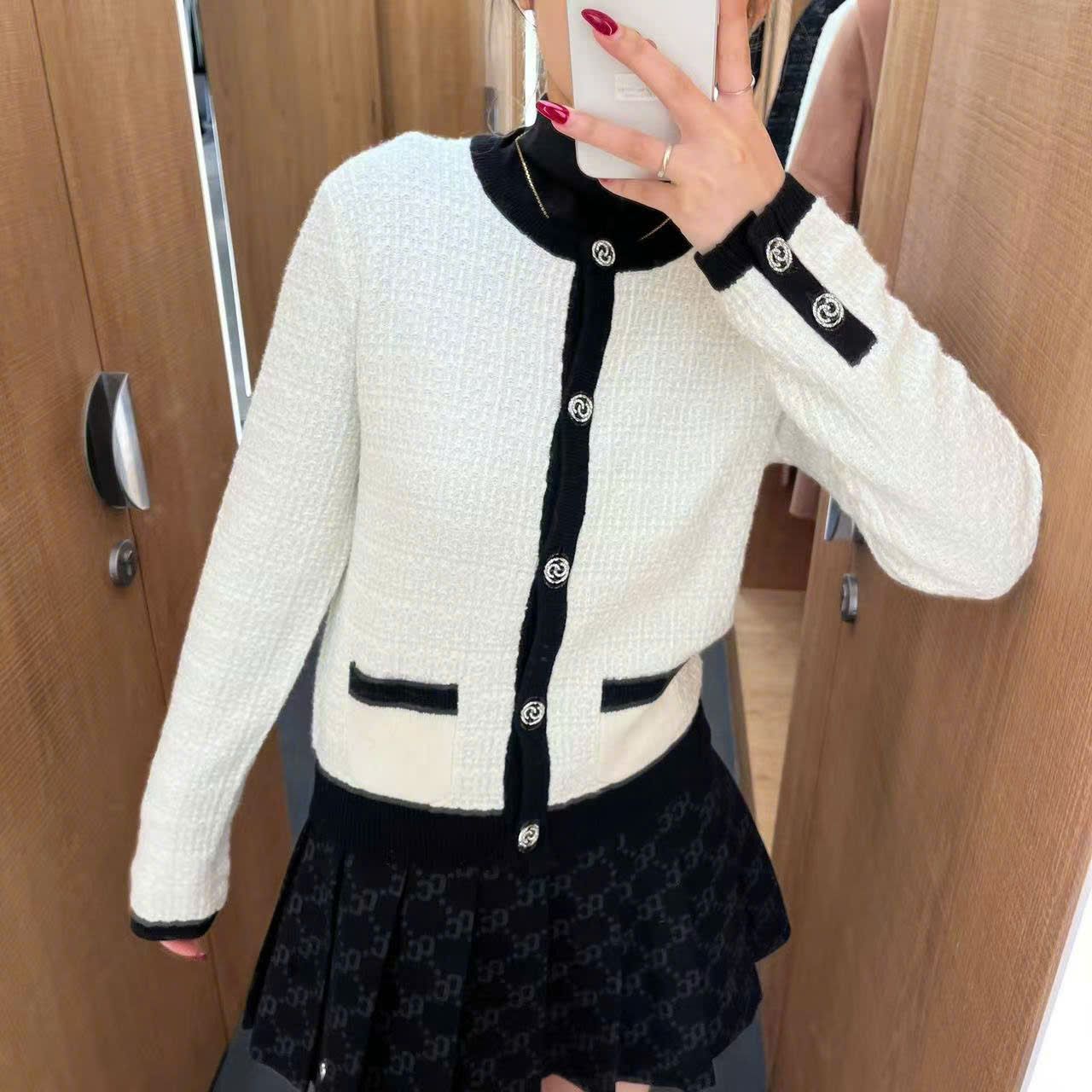  CDG trắng viền đen, cúc đính đá 