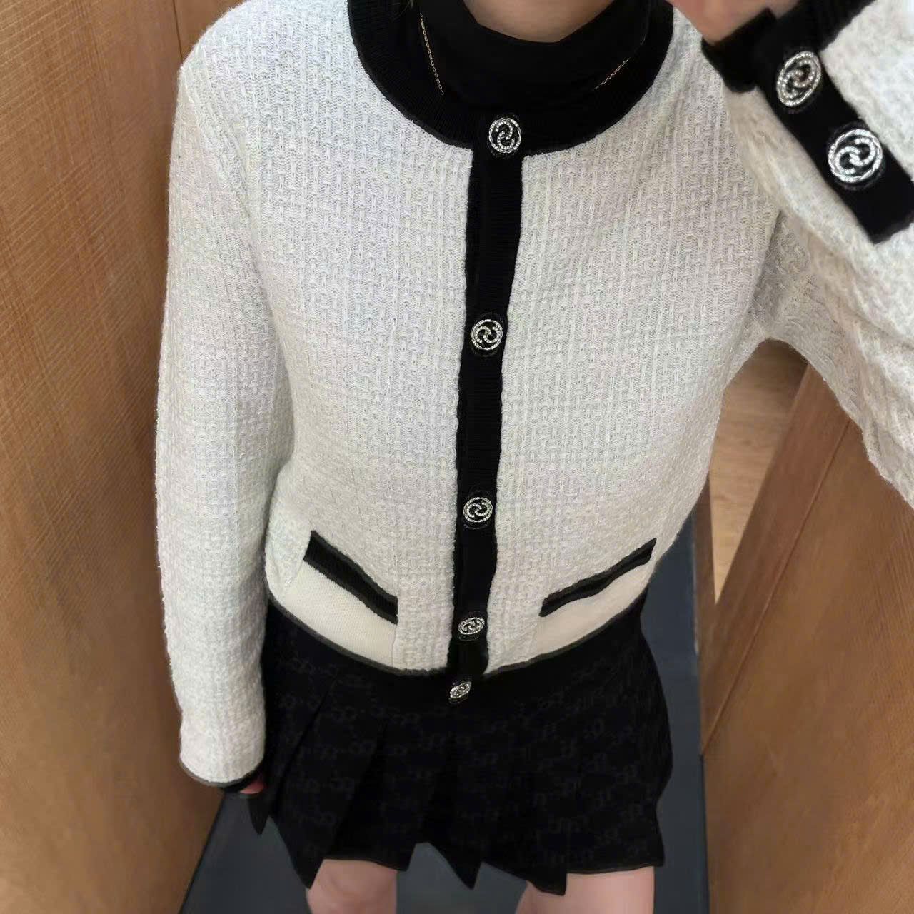  CDG trắng viền đen, cúc đính đá 