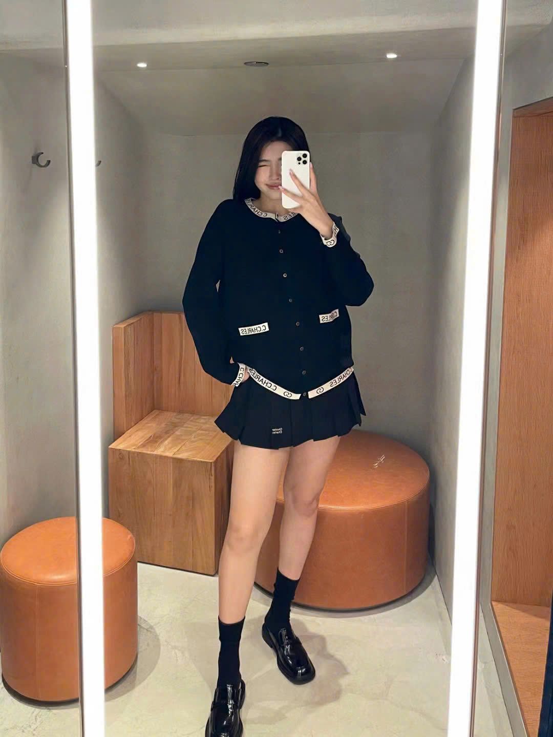  Áo CDG đen, viền chữ 