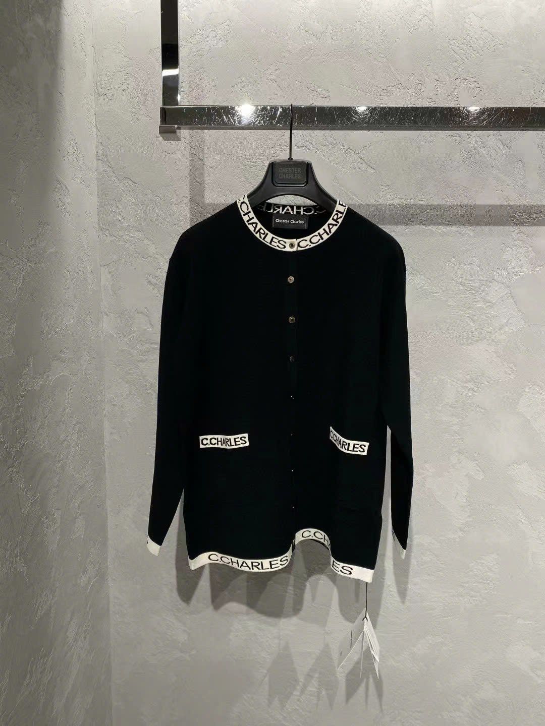  Áo CDG đen, viền chữ 