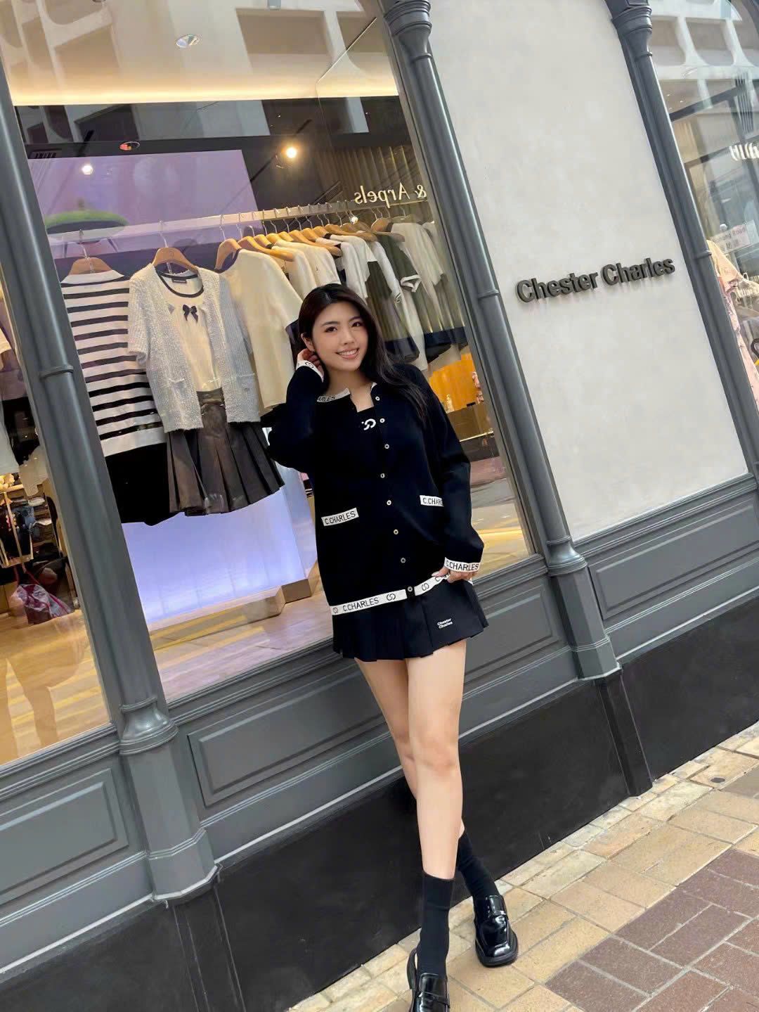  Áo CDG đen, viền chữ 