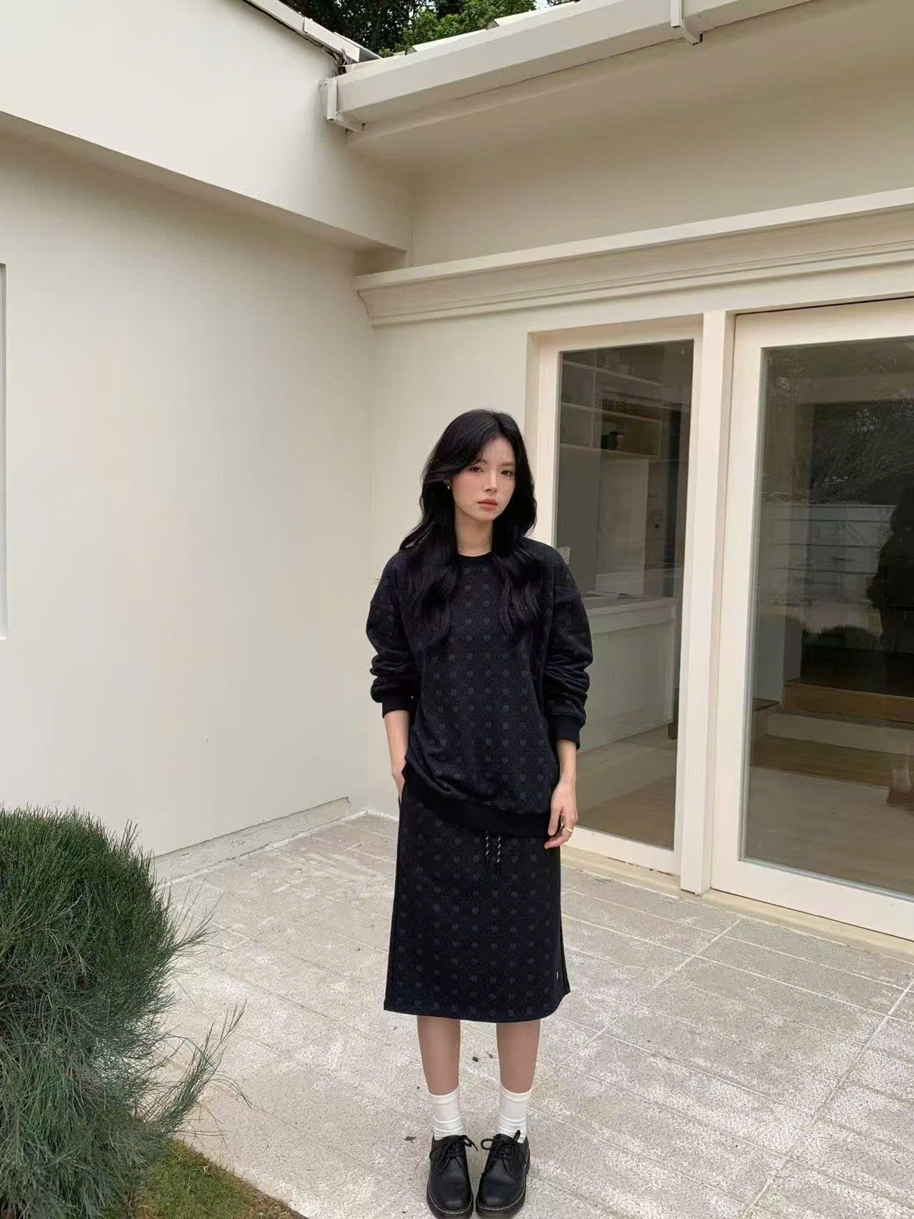  Bộ áo len và chân váy đen cỏ 4 lá - set 