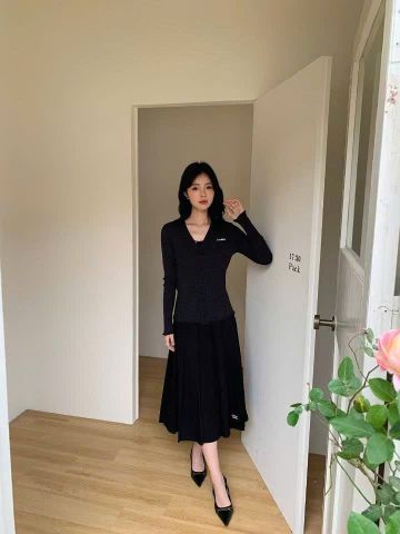  Áo CDG đen len cổ V ngực chữ C.charles 