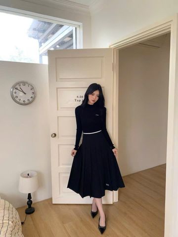  Áo CDG đen len cổ V ngực chữ C.charles 