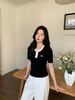 Áo thun đen ngắn tay, cổ tròn trắng khoá zip 
