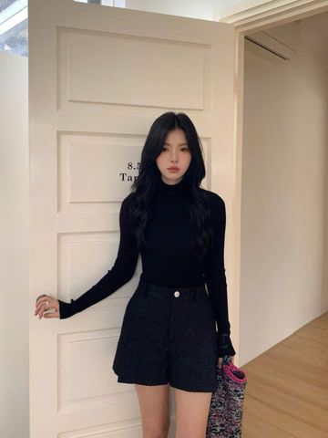  Áo len Đen cao cổ- tay áo logo da 