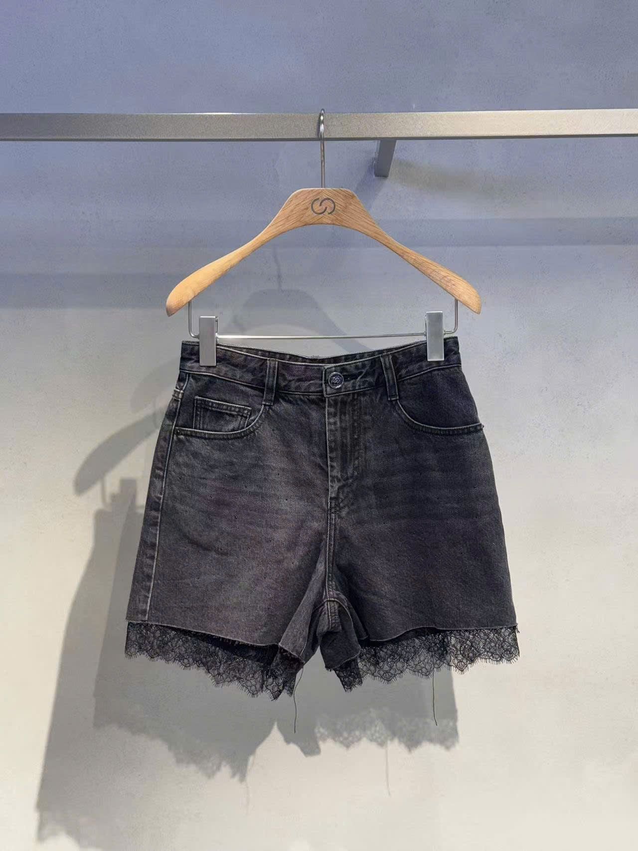  Quần sooc đen diềm 