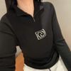  Áo len đen cao cổ kéo khóa, logo trước ngực 
