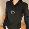  Áo len đen cao cổ kéo khóa, logo trước ngực 