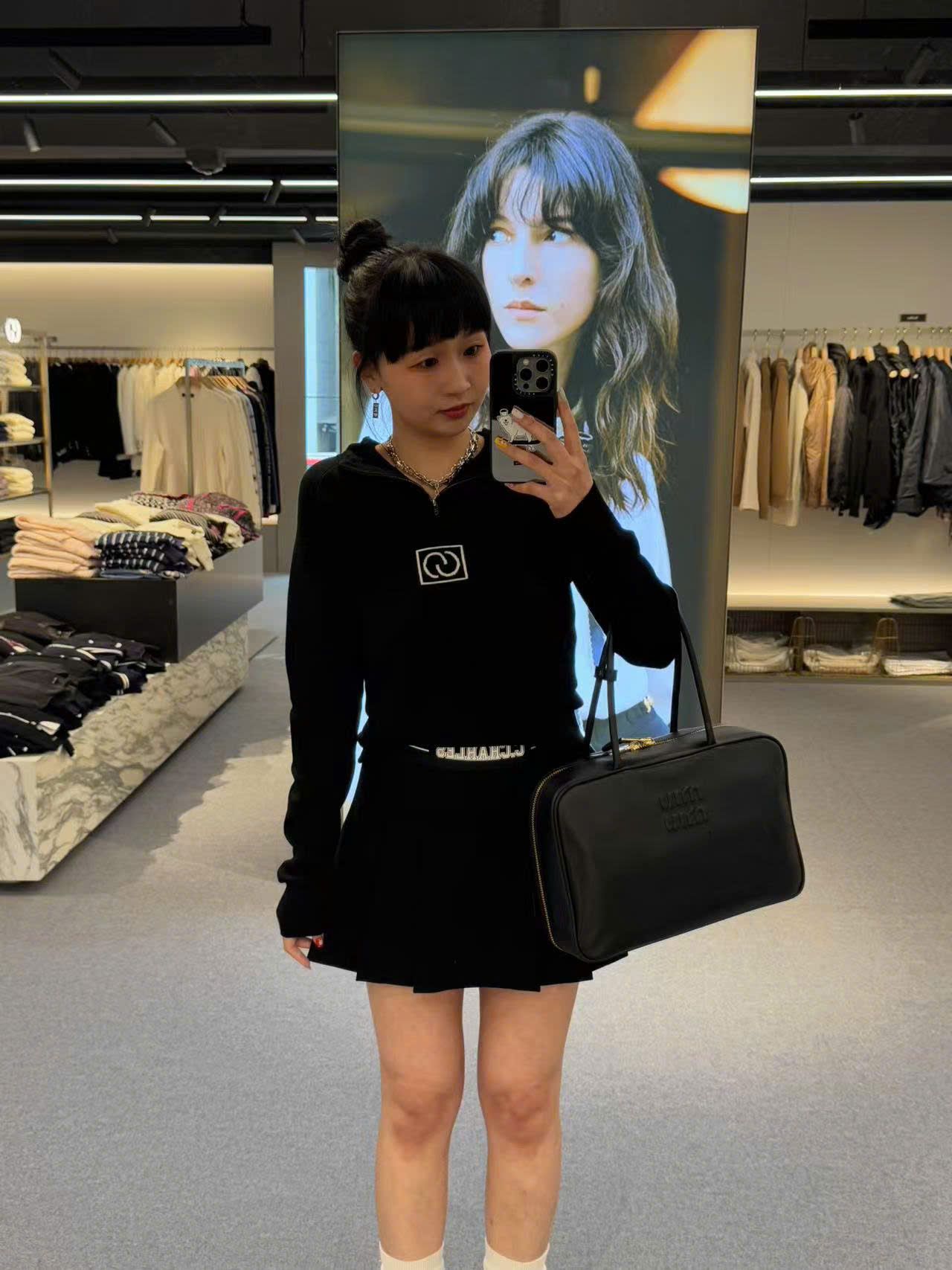  Áo len đen cao cổ kéo khóa, logo trước ngực 