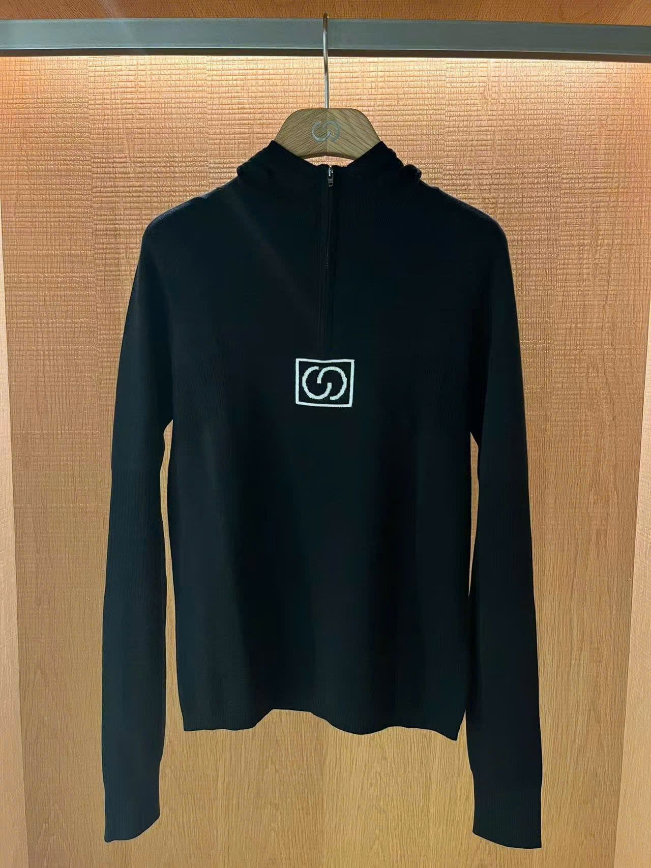  Áo len đen cao cổ kéo khóa, logo trước ngực 
