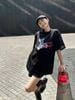  Áo phông đen, gấu xanh jean chữ đỏ 