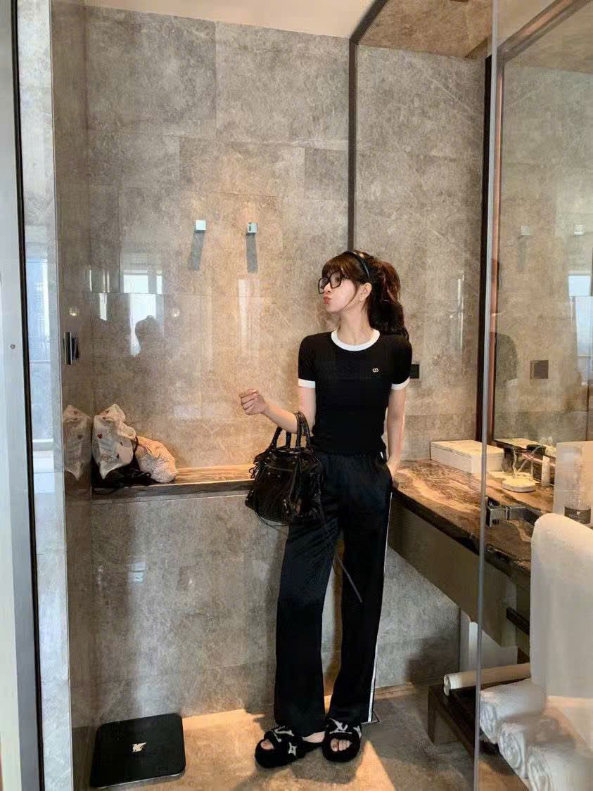  Áo ngắn tay đen, cổ tròn viền trắng 