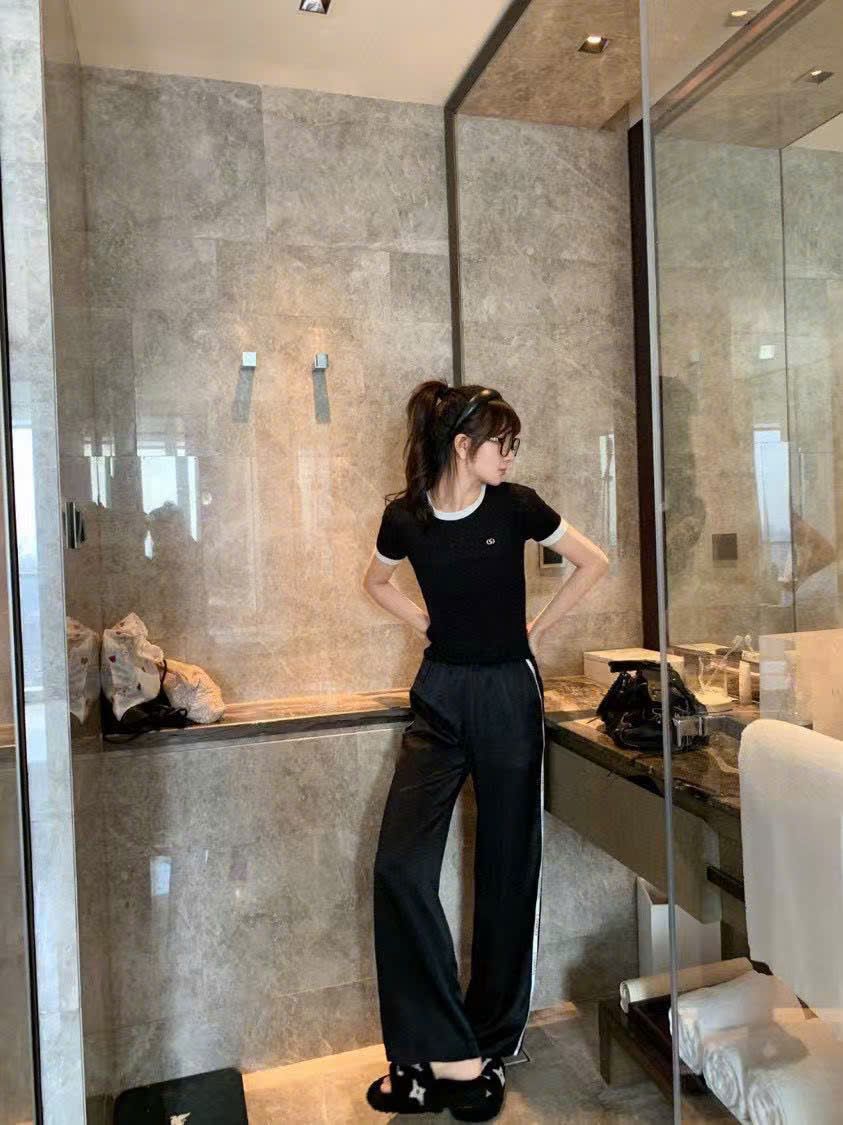  Áo ngắn tay đen, cổ tròn viền trắng 