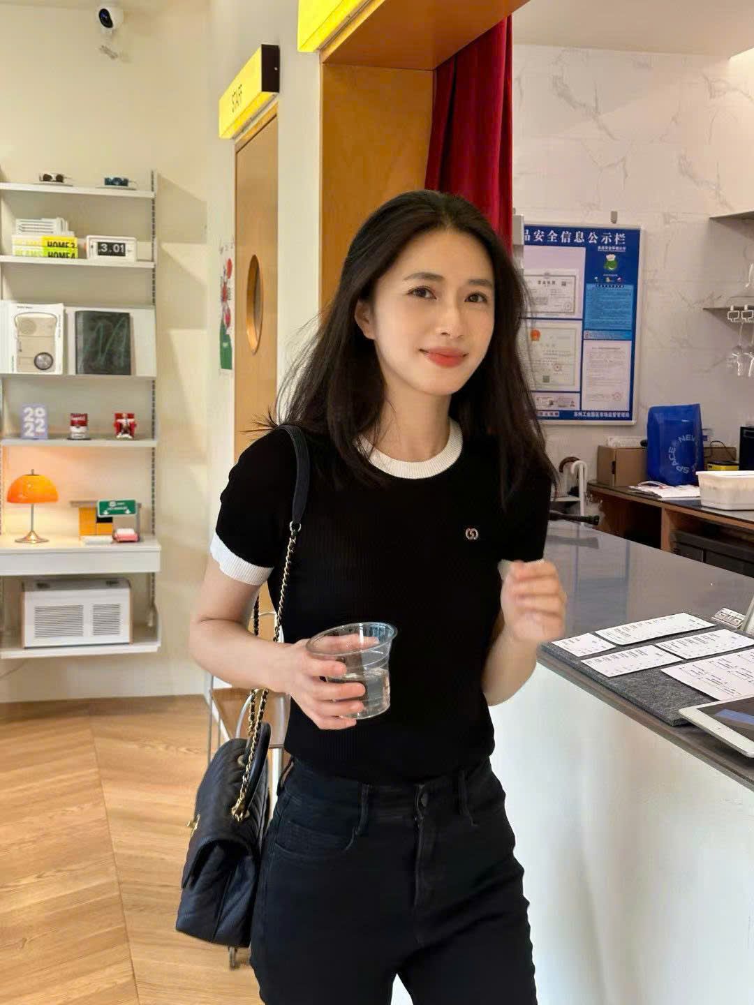  Áo ngắn tay đen, cổ tròn viền trắng 