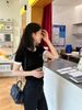  Áo ngắn tay đen, cổ tròn viền trắng 