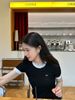  Áo ngắn tay đen, cổ tròn viền trắng 