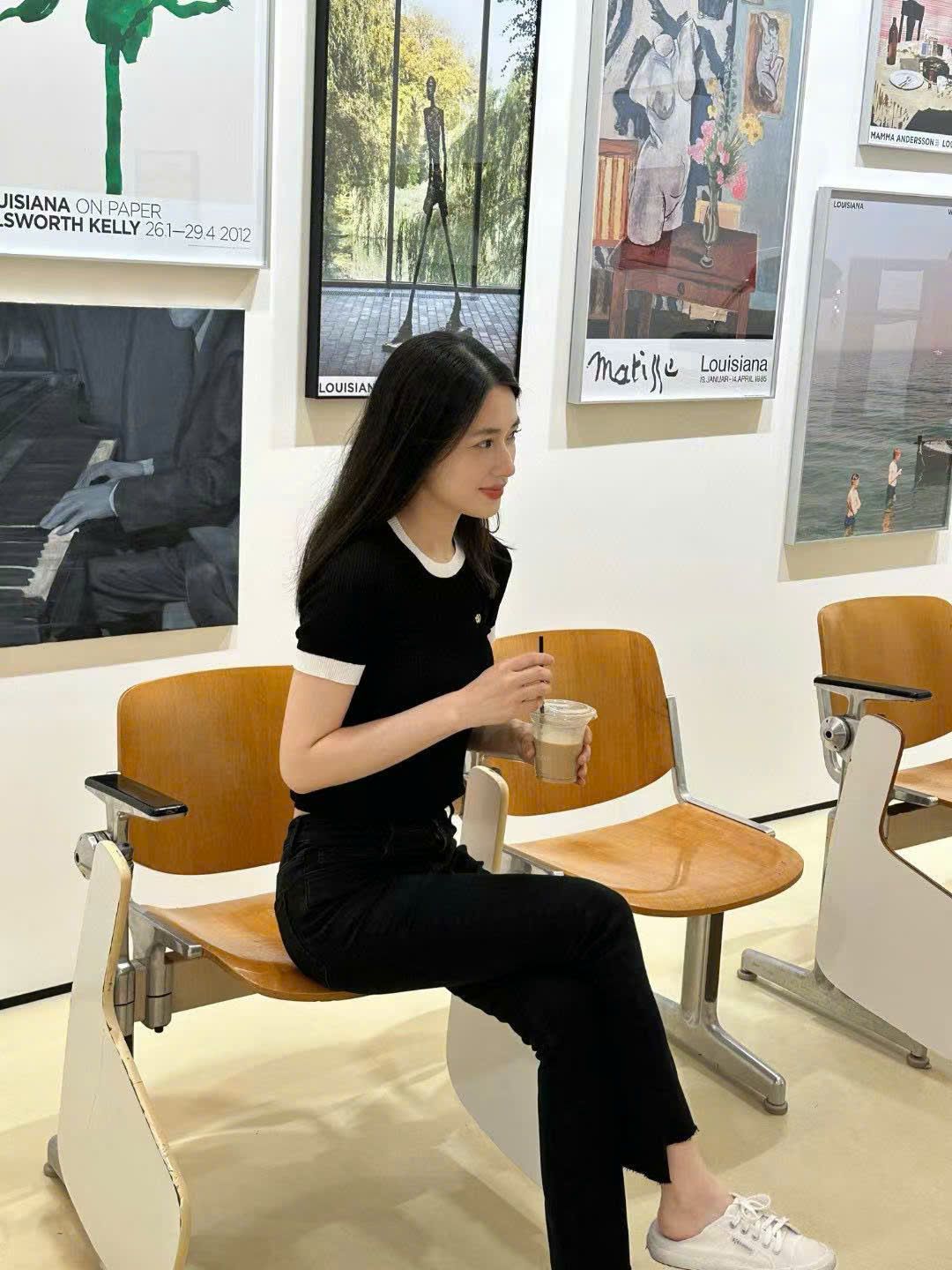  Áo ngắn tay đen, cổ tròn viền trắng 
