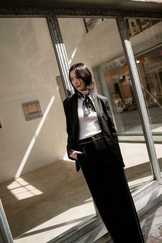  Áo vest đen - kèm dây nơ trắng 