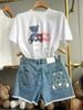  Áo phông trắng, gấu xanh jean chữ đỏ 