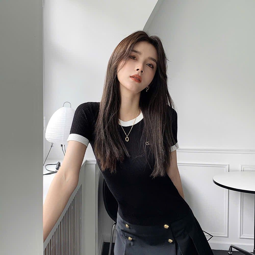  Áo ngắn tay đen, cổ tròn viền trắng 