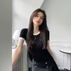  Áo ngắn tay đen, cổ tròn viền trắng 