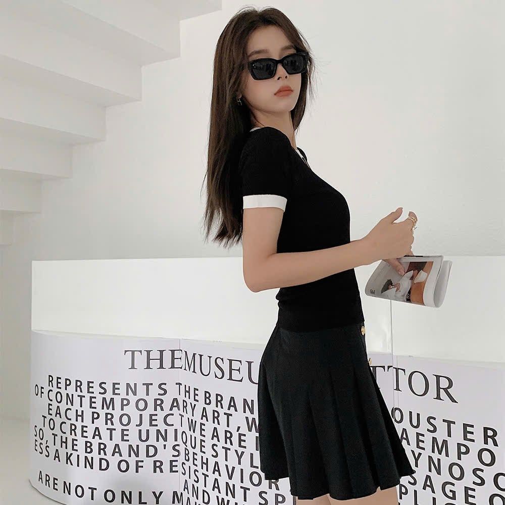  Áo ngắn tay đen, cổ tròn viền trắng 