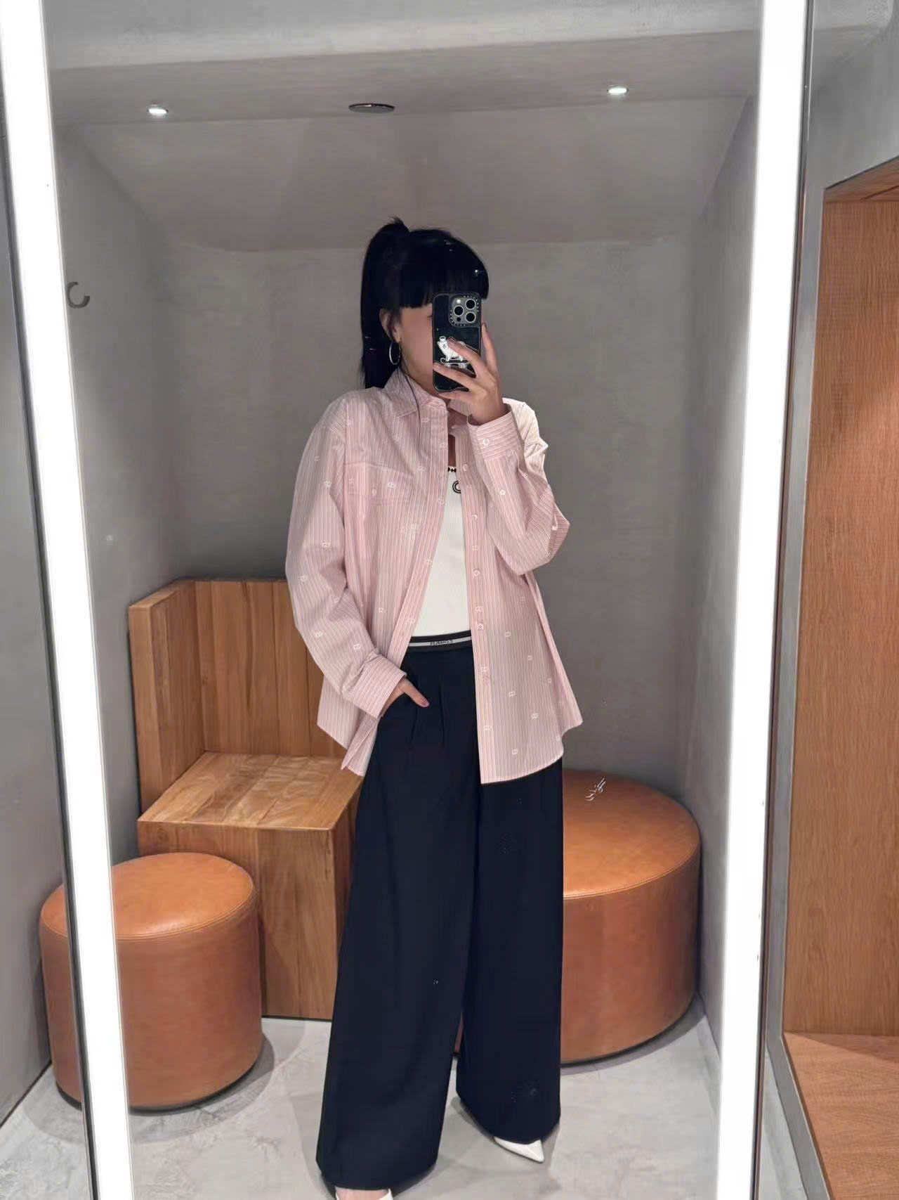  Áo sơmi hồng dài tay đuôi tôm, 2 túi ngực 