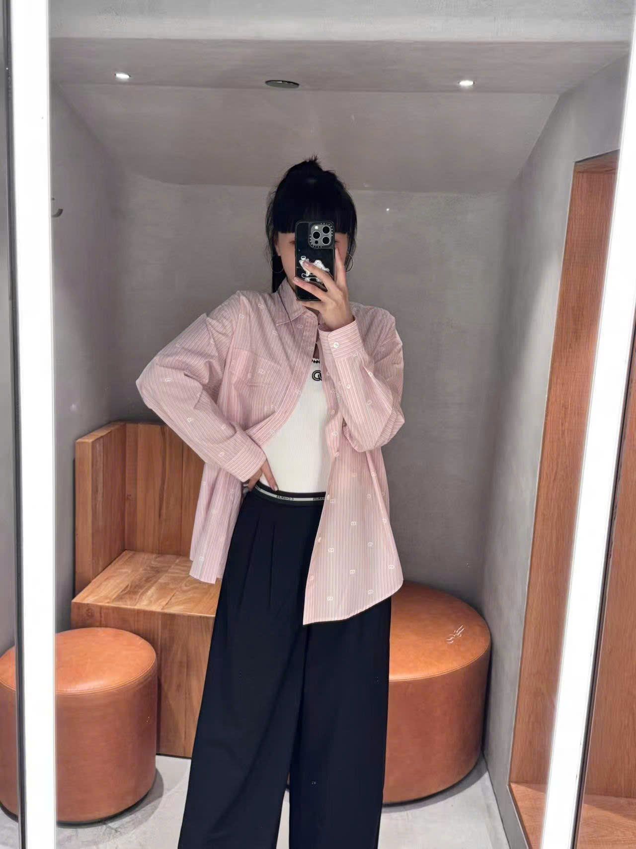  Áo sơmi hồng dài tay đuôi tôm, 2 túi ngực 