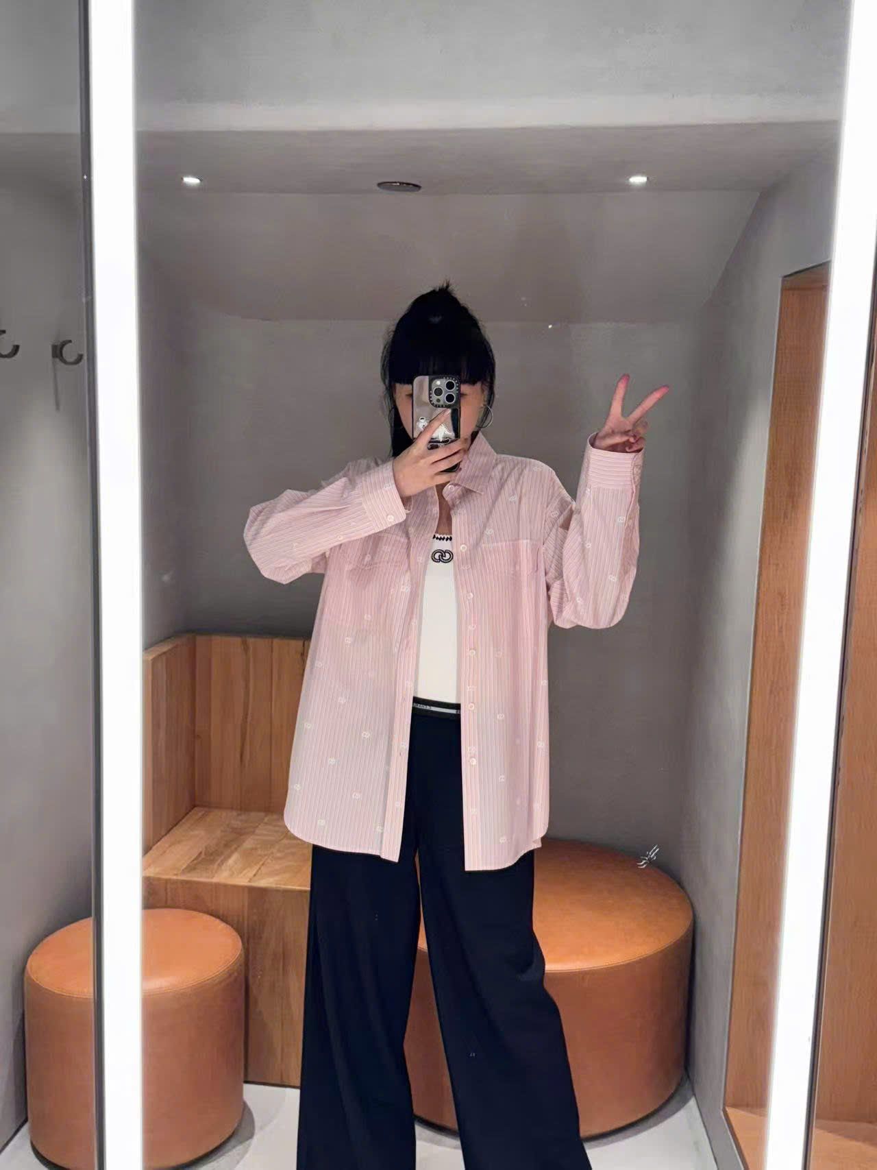  Áo sơmi hồng dài tay đuôi tôm, 2 túi ngực 