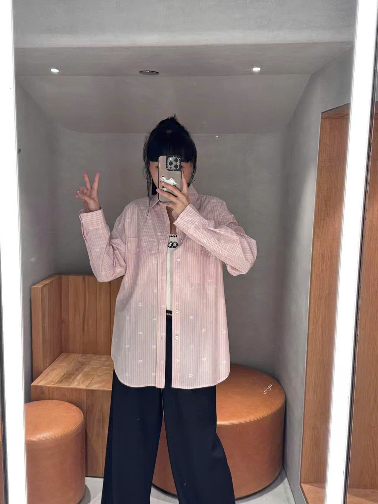  Áo sơmi hồng dài tay đuôi tôm, 2 túi ngực 