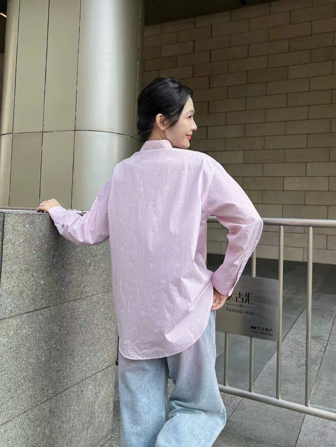  Áo sơmi hồng dài tay đuôi tôm, 2 túi ngực 