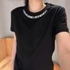  Áo phông đen chữ viền cổ cong CH 